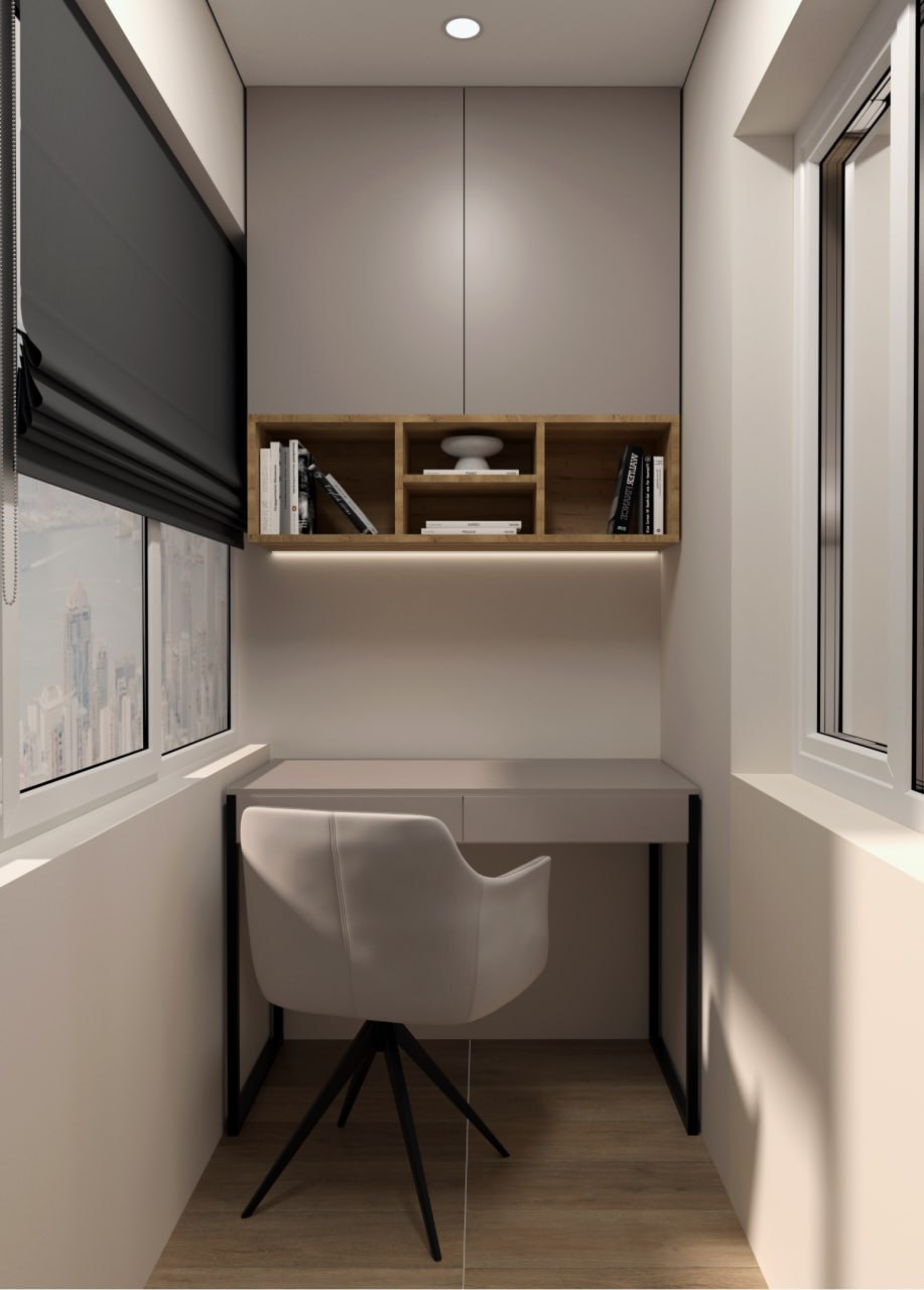 Компактное рабочее место у окна в мягкой светлой палитре.